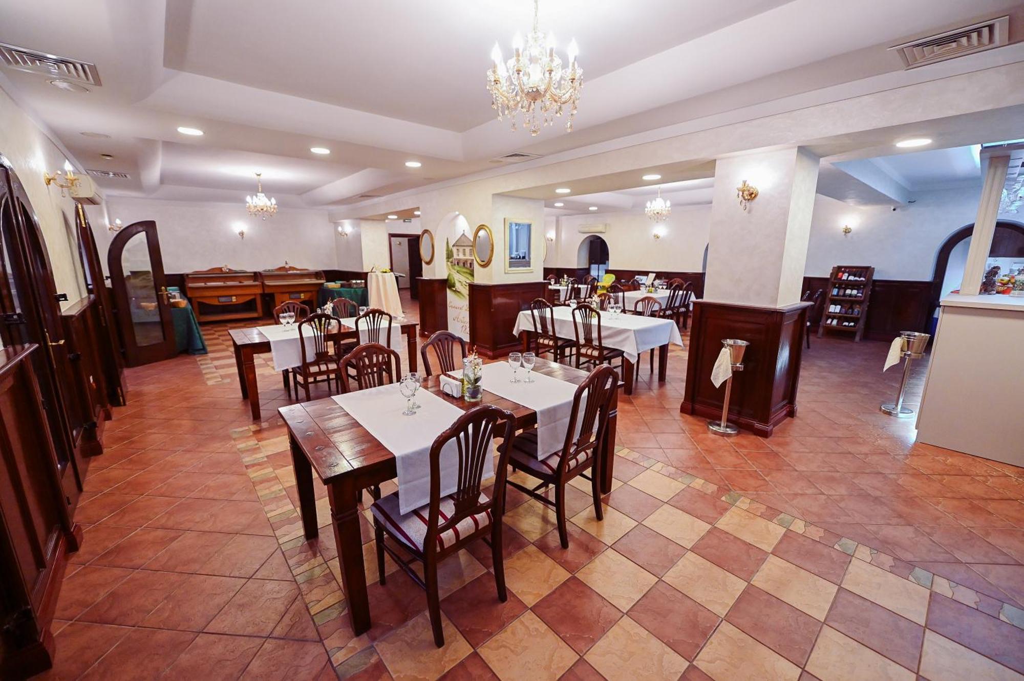 Conacul Domnesc Hotel Scheia Ngoại thất bức ảnh