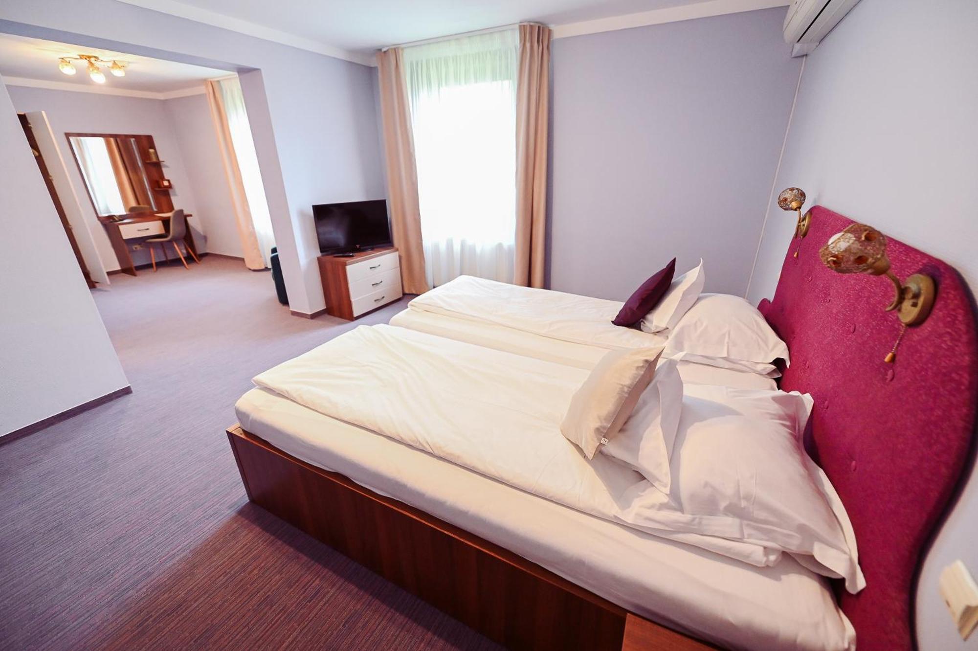 Conacul Domnesc Hotel Scheia Ngoại thất bức ảnh