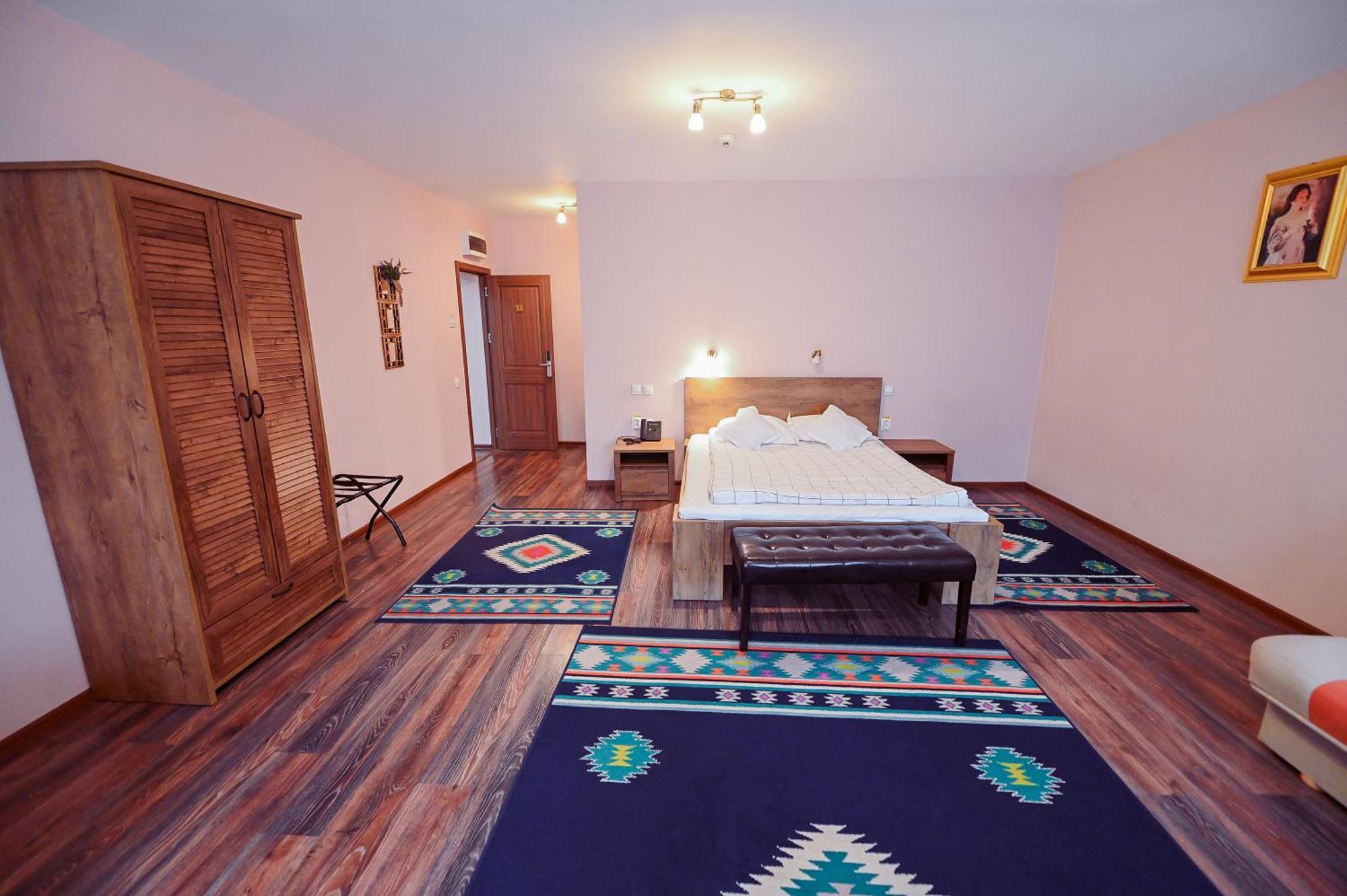 Conacul Domnesc Hotel Scheia Ngoại thất bức ảnh